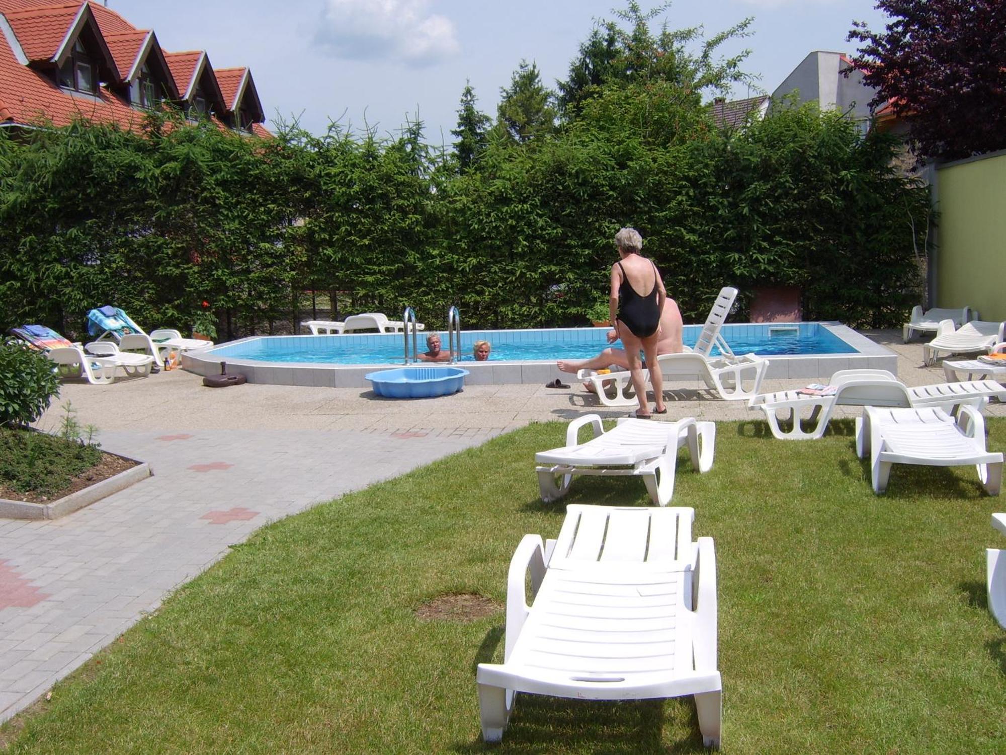 Erika Pension Keszthely Exteriör bild